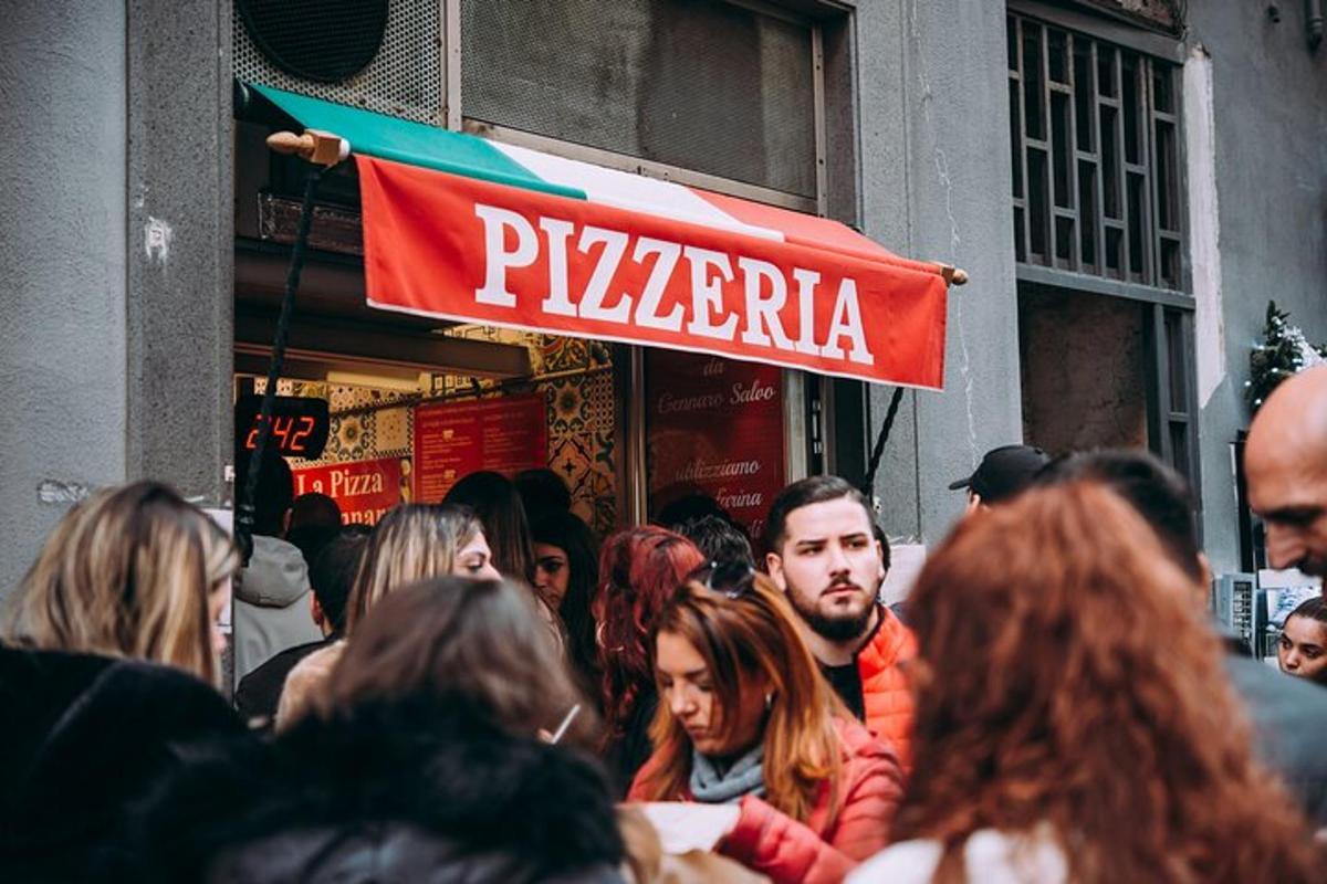 una folla di persone che camminano lungo una strada