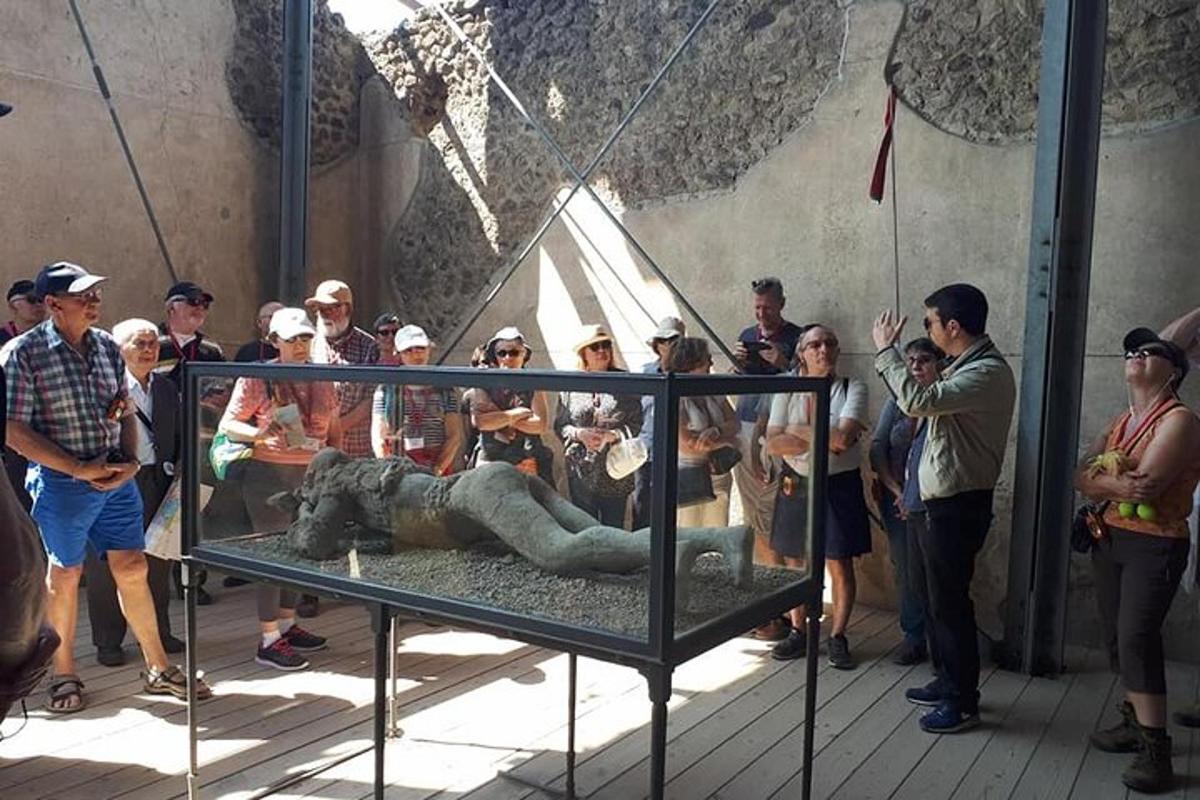 une foule de personnes regardant une statue dans un musée