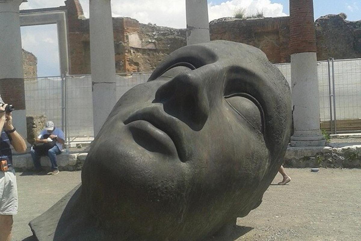 uma estátua de uma cabeça com dois olhos