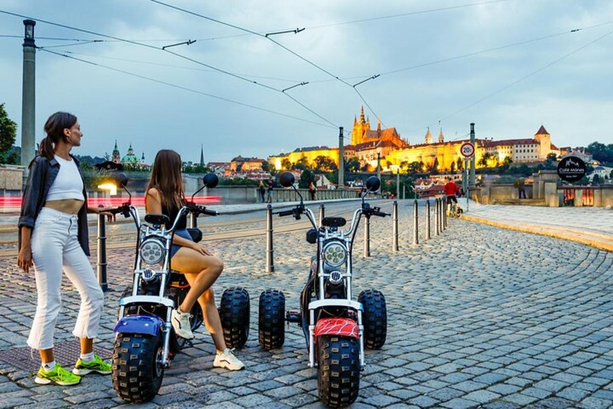 Dve ženy stoja na ulici vedľa dvoch motocyklov