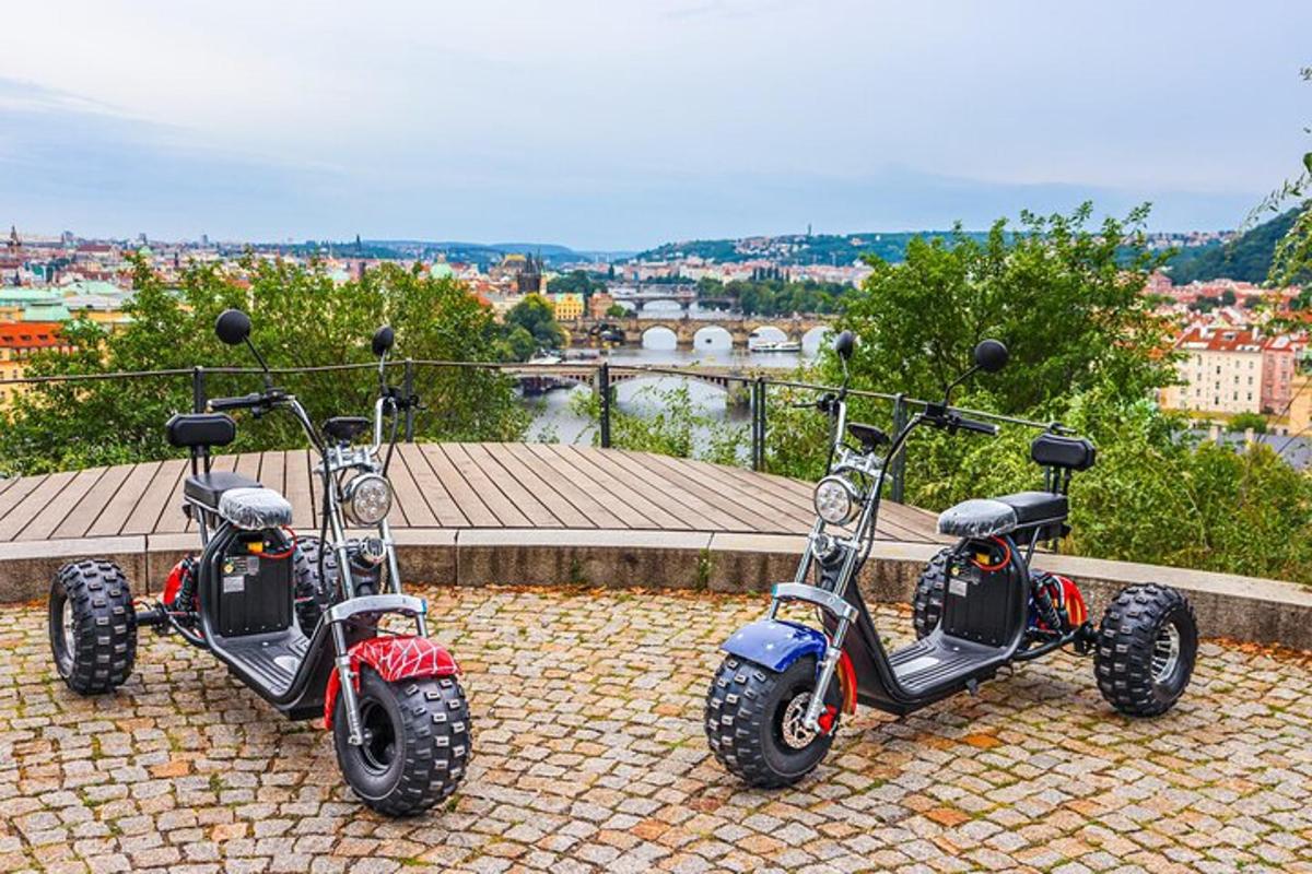 divi motorolleri, kas novietoti uz ēkas jumta