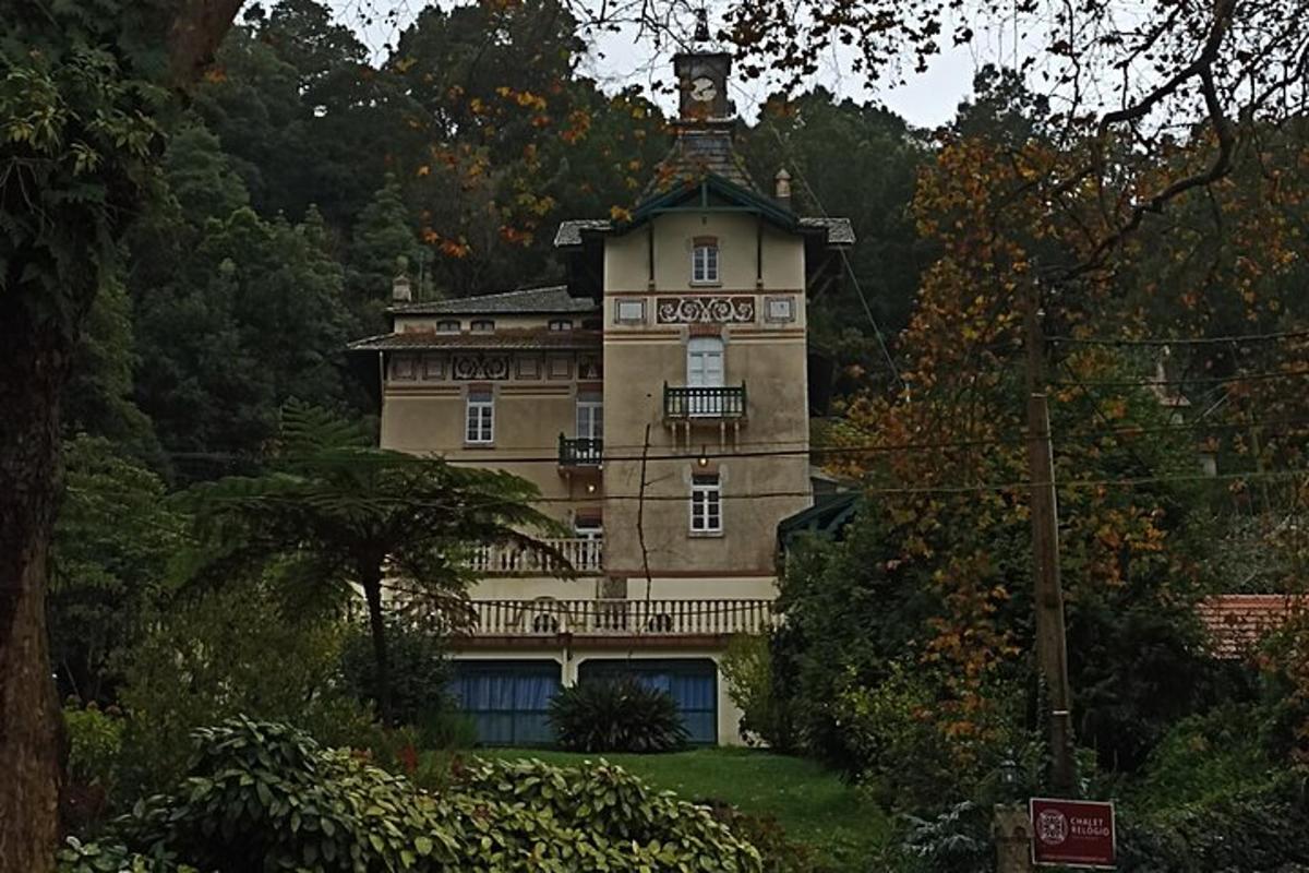 ein großes Gebäude mitten in einem Wald