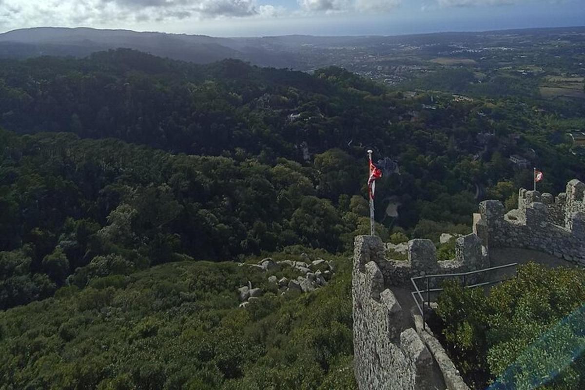 Un castillo con una bandera en la cima