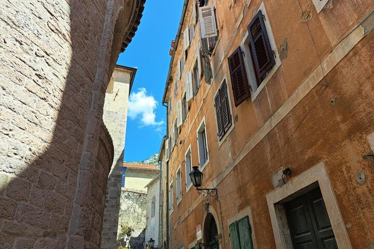 une image d'une ruelle dans un vieux bâtiment