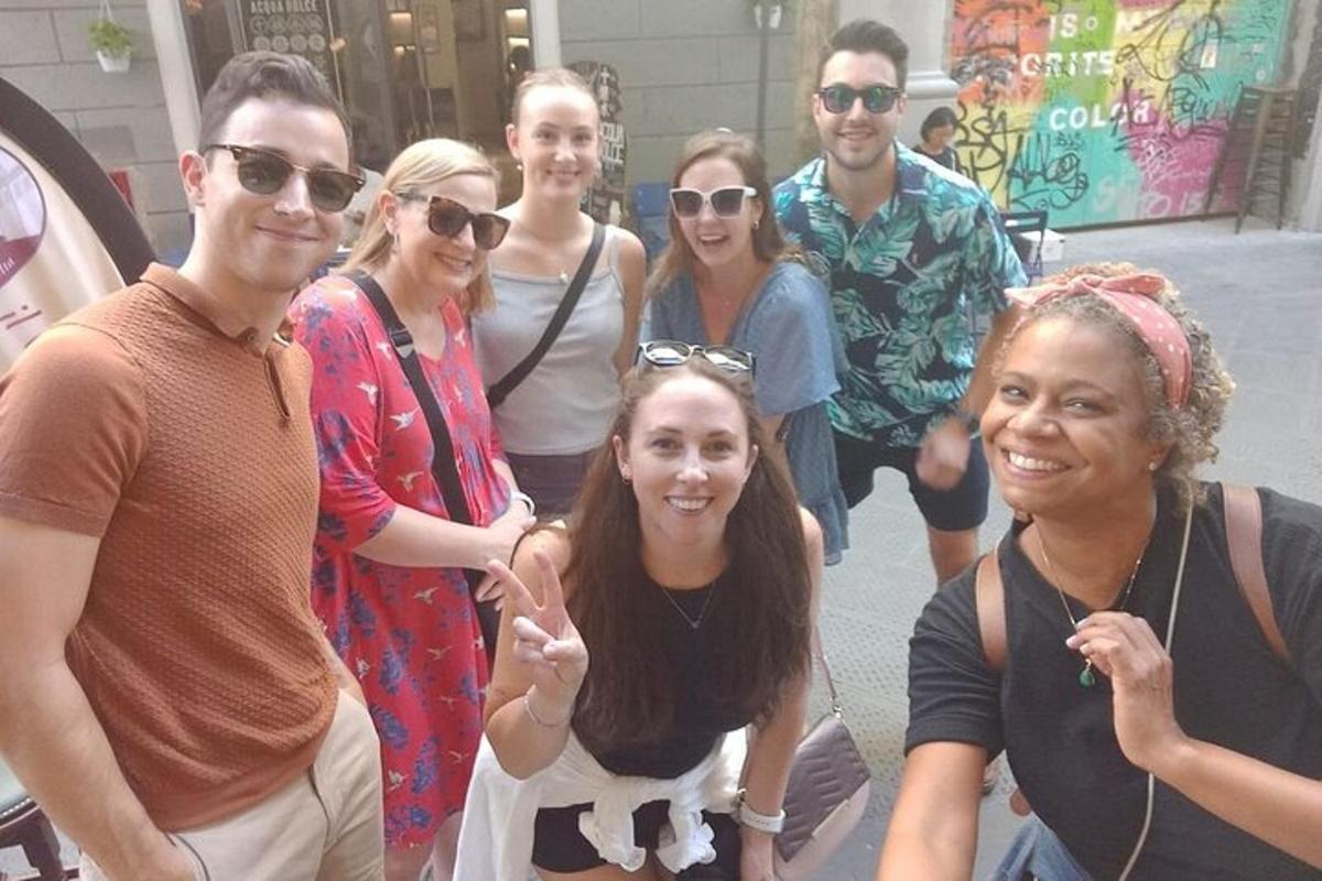 un gruppo di persone che posano per una foto in strada