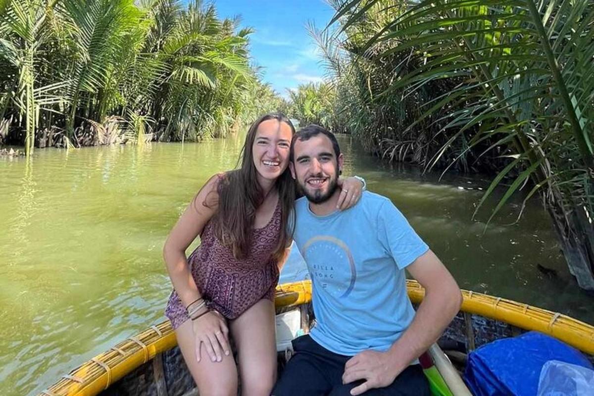 muž a žena sedící v lodi na vodě