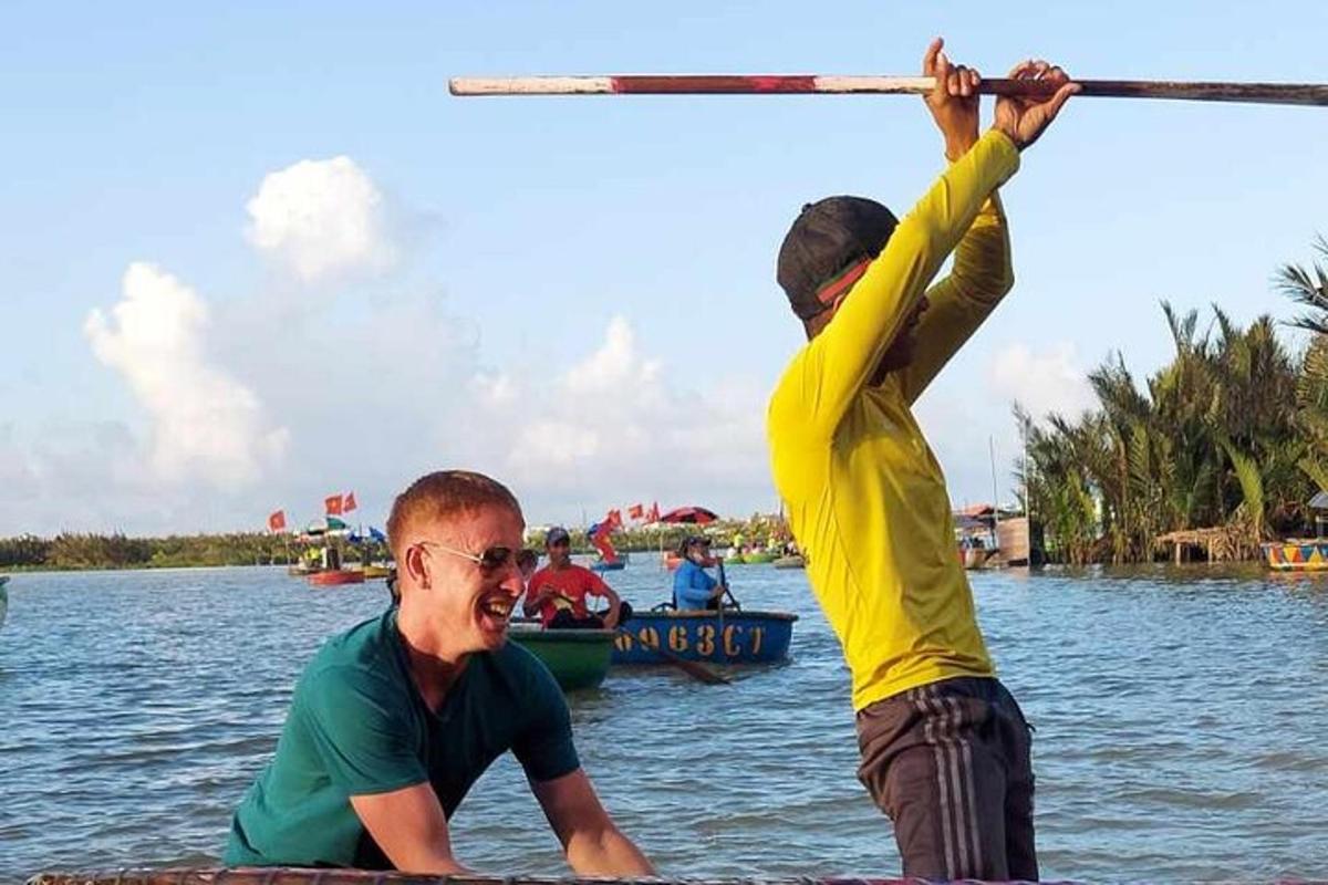 due uomini in acqua che giocano con un palo