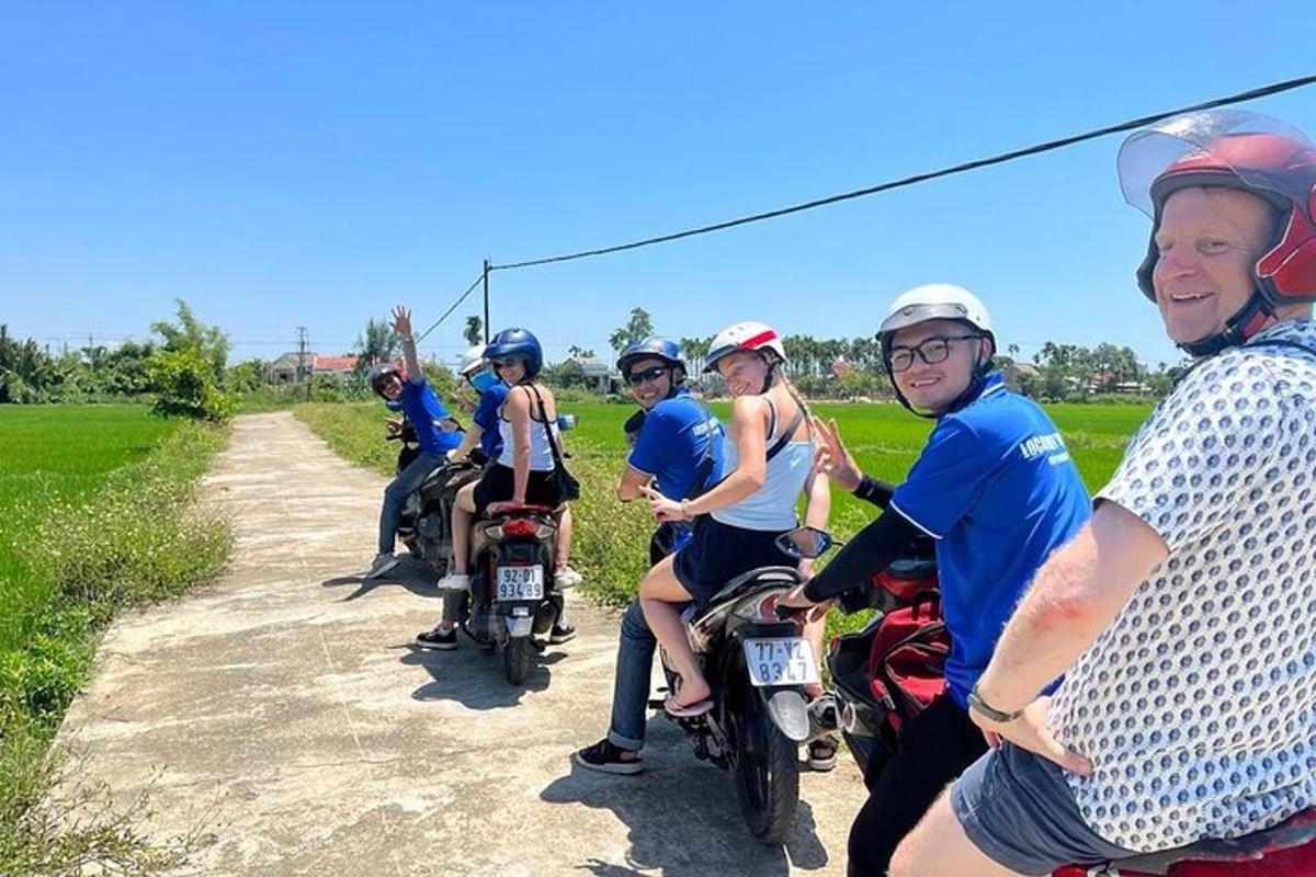 cilvēku grupa, kas brauc ar motocikliem pa netīru ceļu