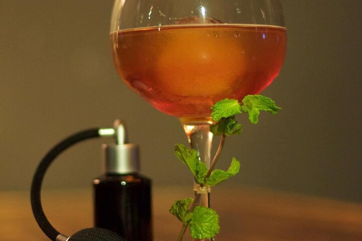 en drink i en vase med en plante i