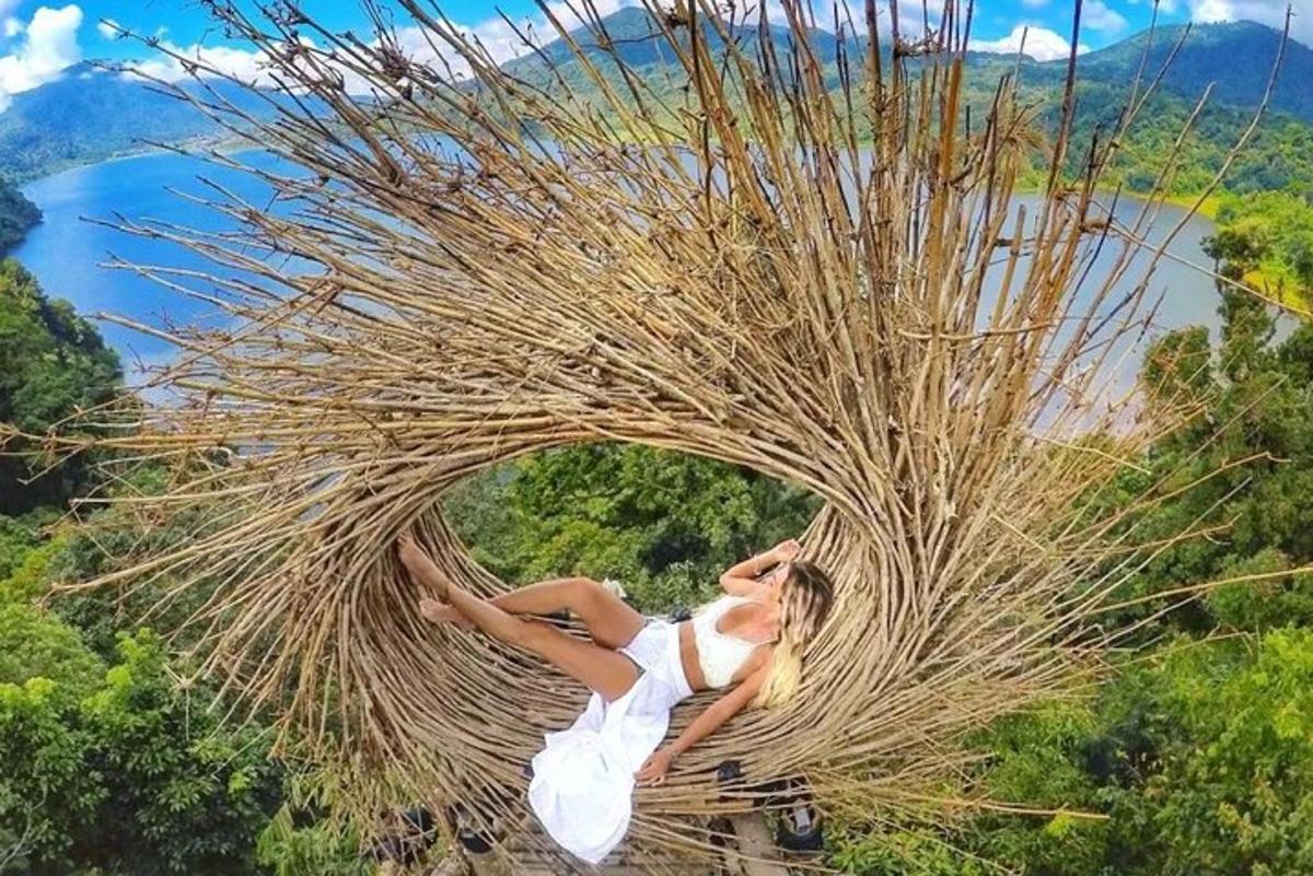 Μια γυναίκα ξαπλώνει πάνω σε ένα γλυπτό από γρασίδι