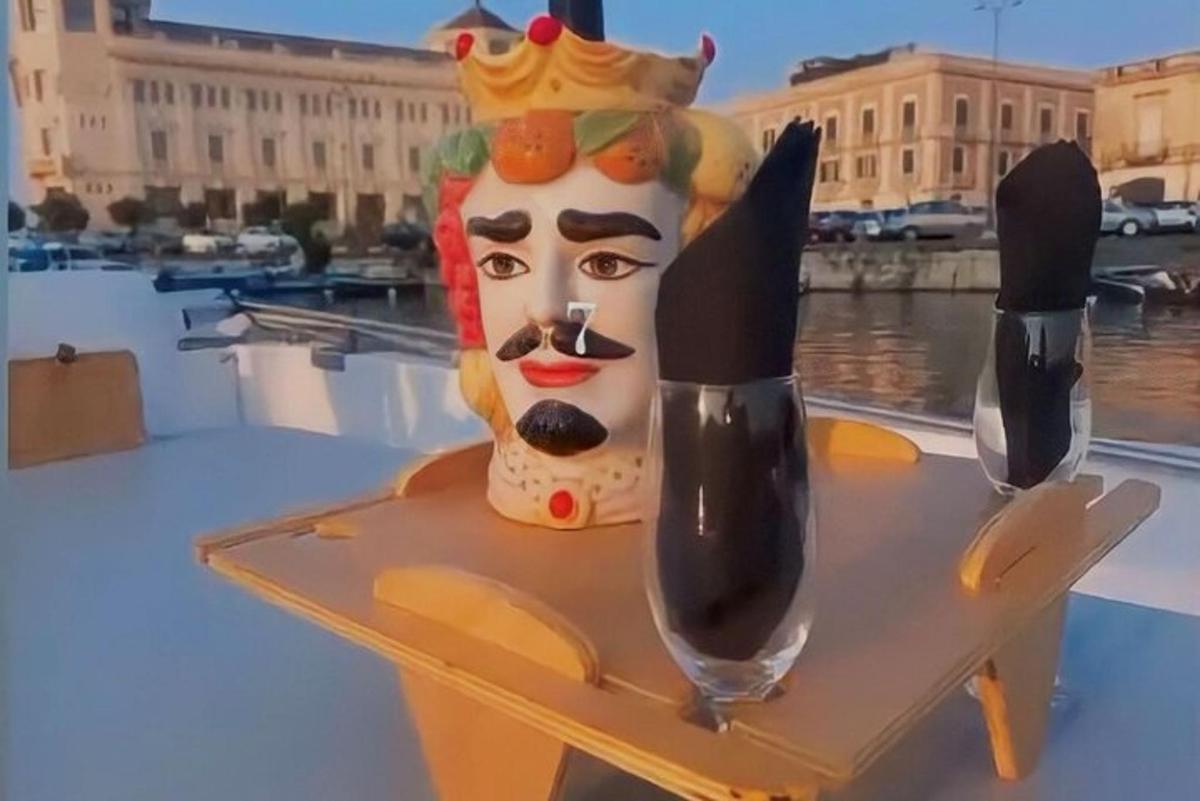 socha obličeje s ovocem na stole