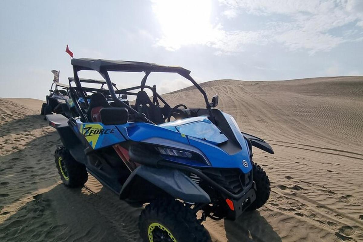 ein blaues ATV, das im Sand in der Wüste geparkt ist