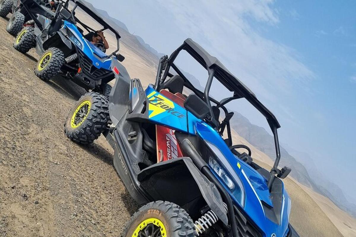 un groupe de quatre VTT garés sur la plage