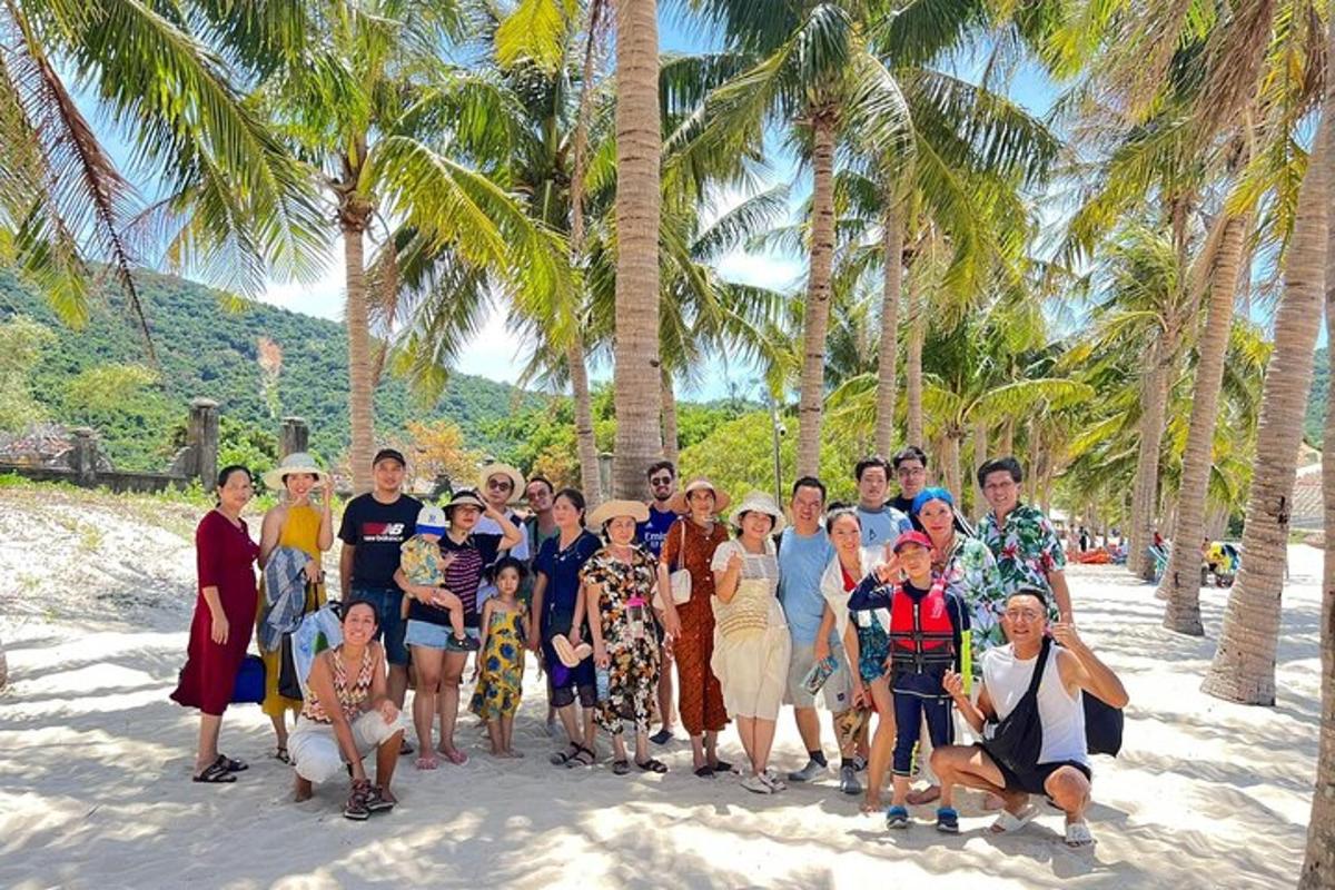 sekumpulan orang bergambar di pantai