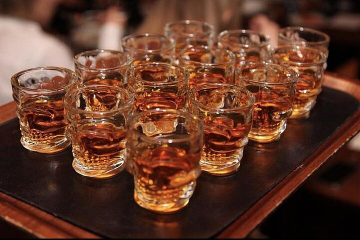 un grup de pahare de whisky așezate pe o masă