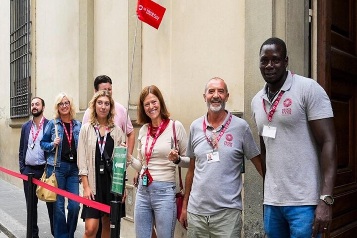 un grup de persones dretes davant d'una cinta
