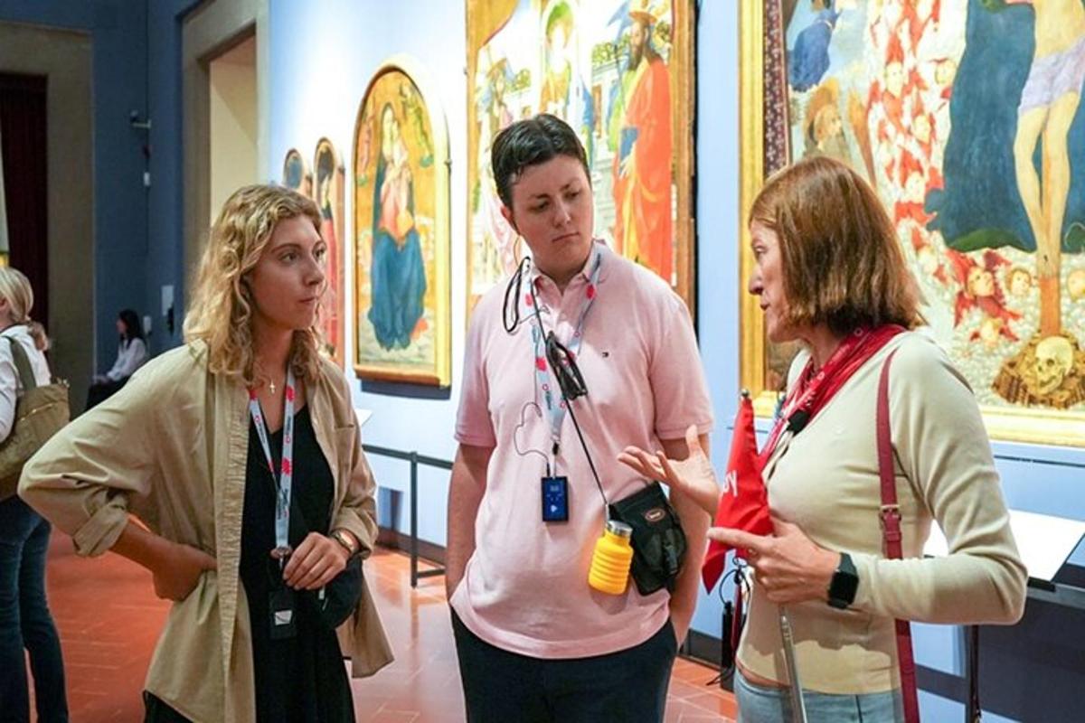 tres persones dempeus en un museu mirant art
