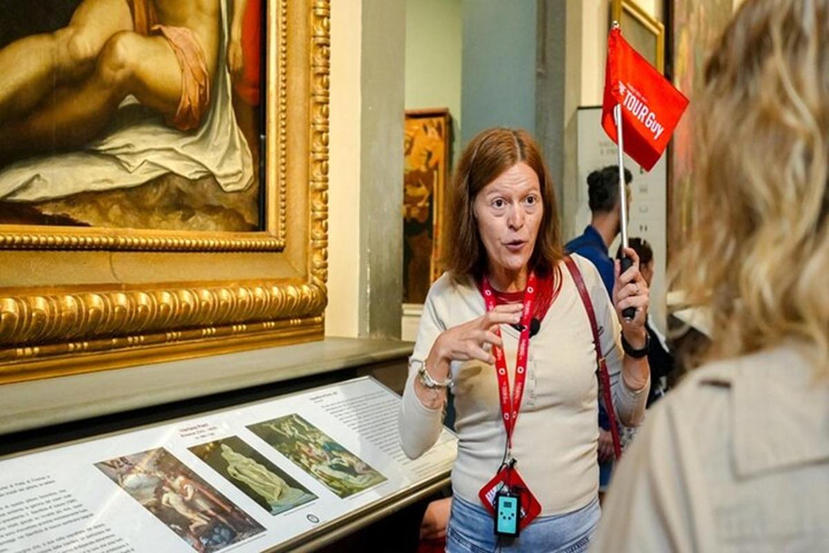 una dona dreta davant d'un museu mirant una pintura
