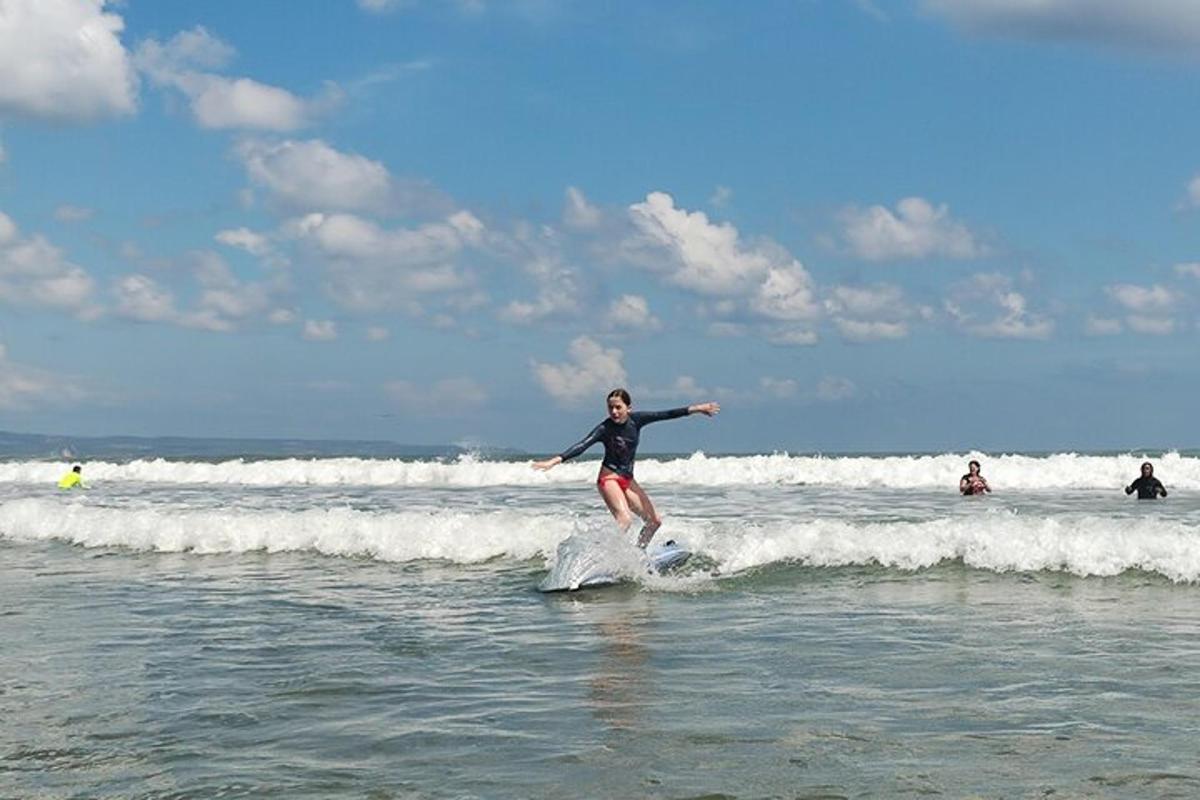 Una mujer montando una ola en una tabla de surf en el océano