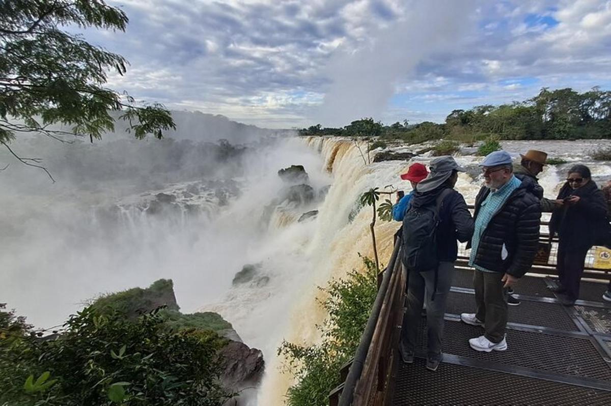 eine Gruppe von Menschen steht am Rand eines Wasserfalls