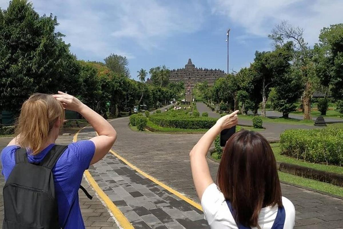 due donne stanno scattando una foto di un parco