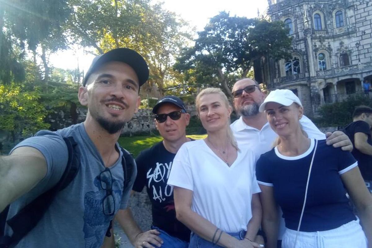 grupa ljudi pozira za sliku ispred zgrade