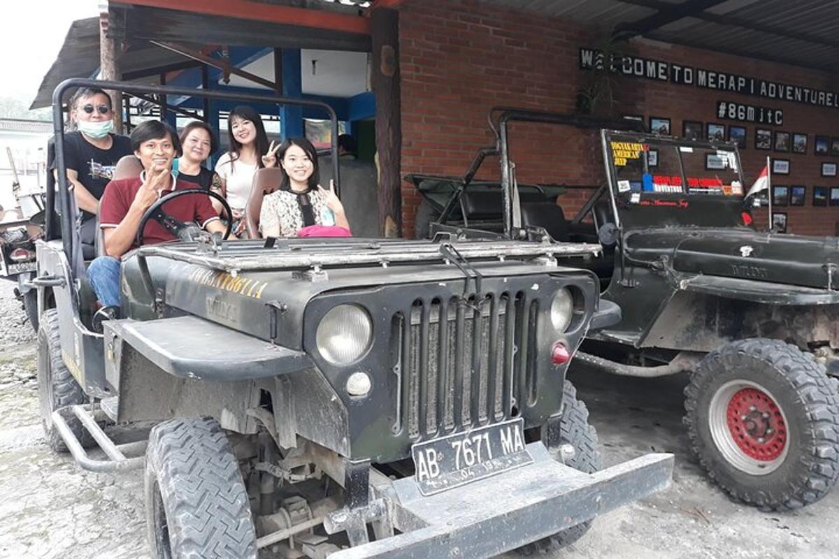 un gruppo di persone sedute in una jeep