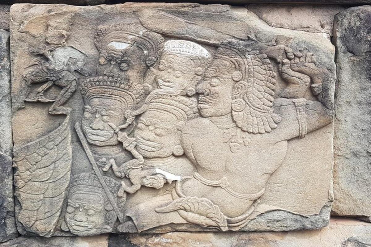 un relief din piatră pe lateralul unei clădiri
