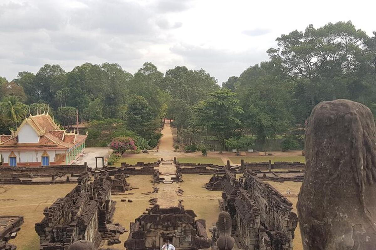 en gruppe mennesker, der kigger på et tempel