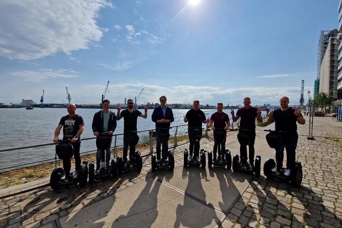 grupp inimesi, kes sõidavad vee ääres segwaydel
