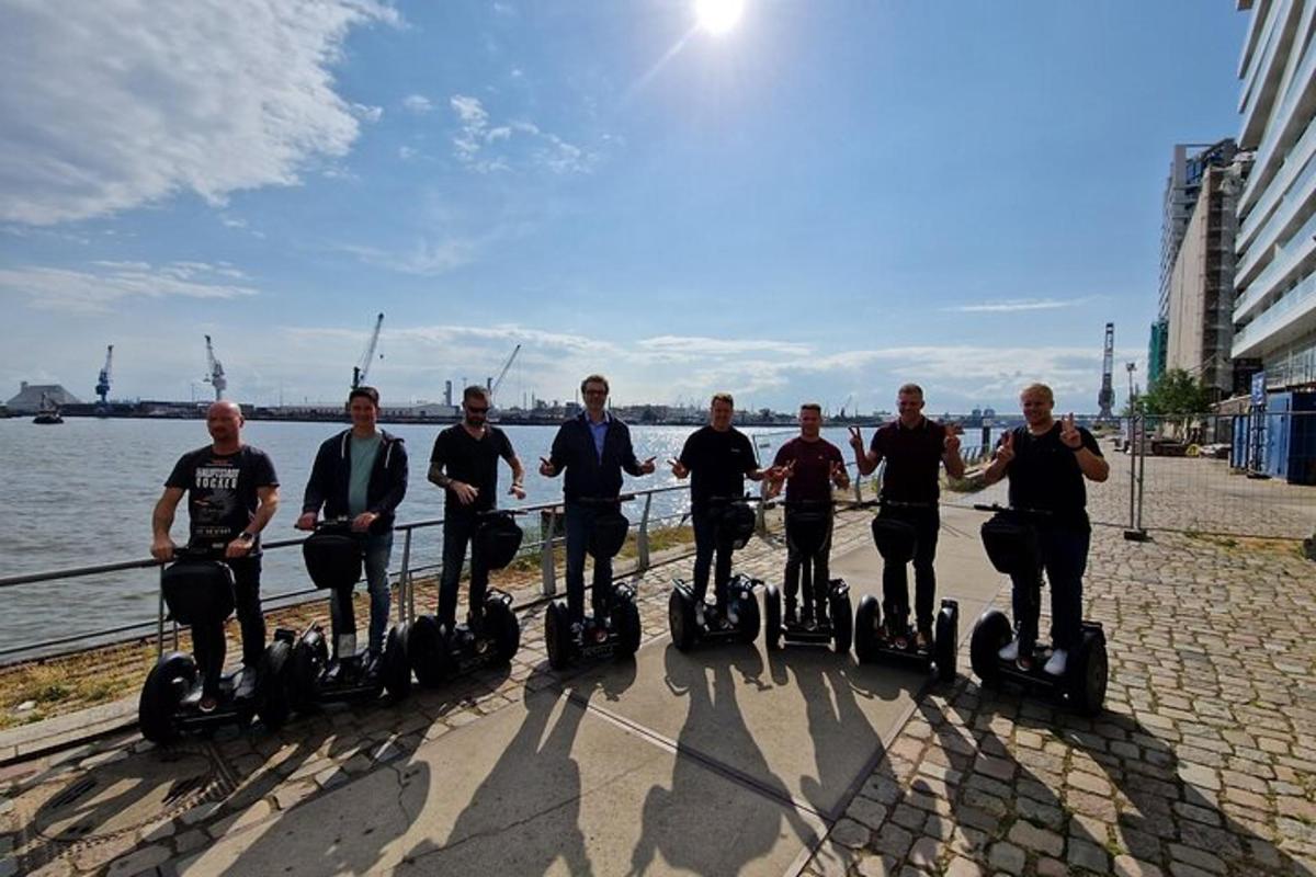 egy csoport férfi segwayeken utazik