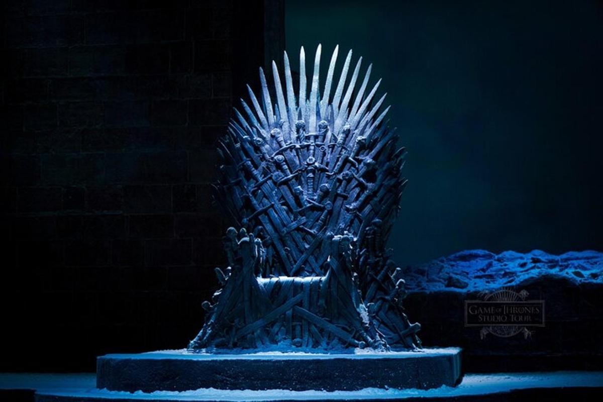 una statua del trono di ferro in una stanza buia