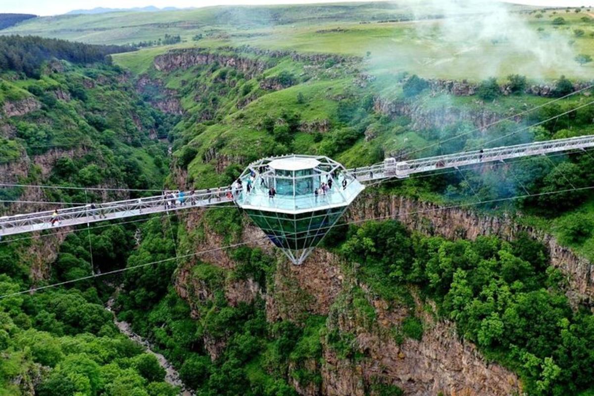 um teleférico que voa sobre uma montanha