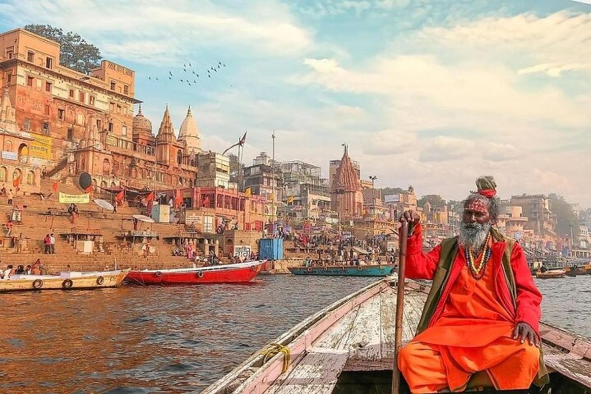 một người đàn ông trên thuyền gondola trên sông trong thành phố