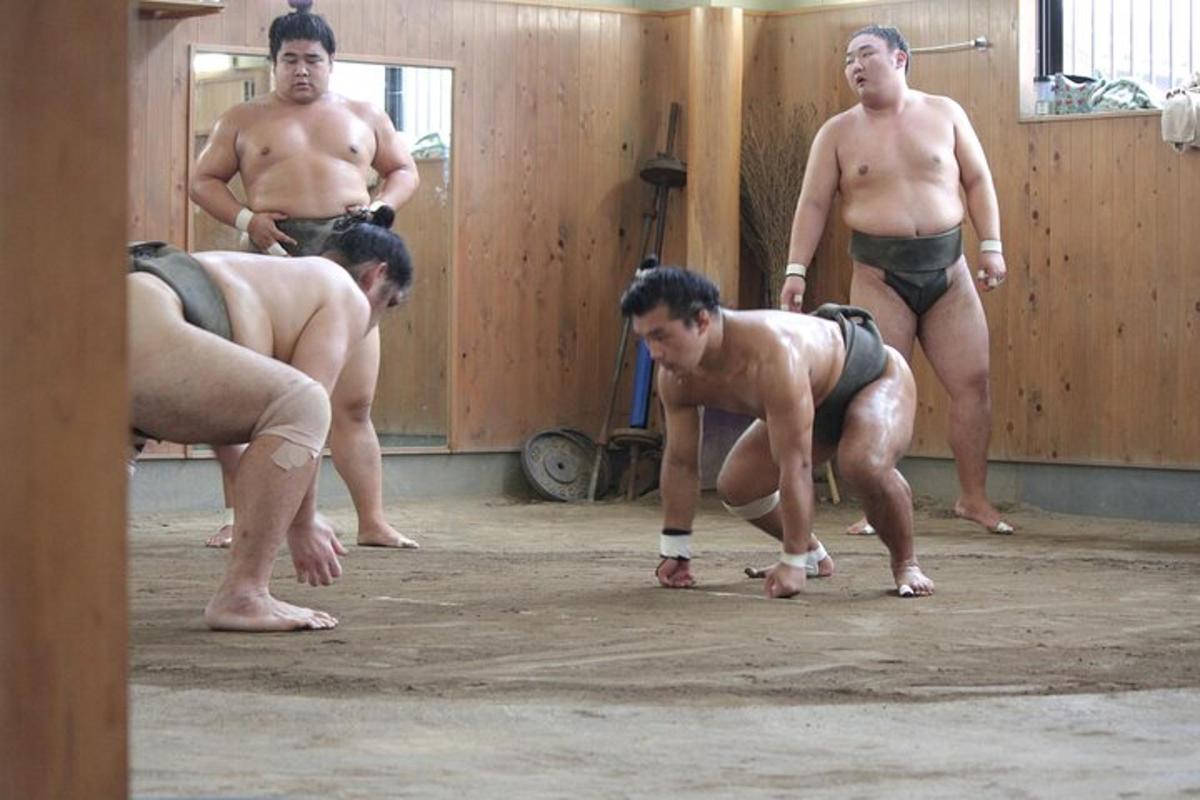 un gruppo di uomini in piedi in una palestra