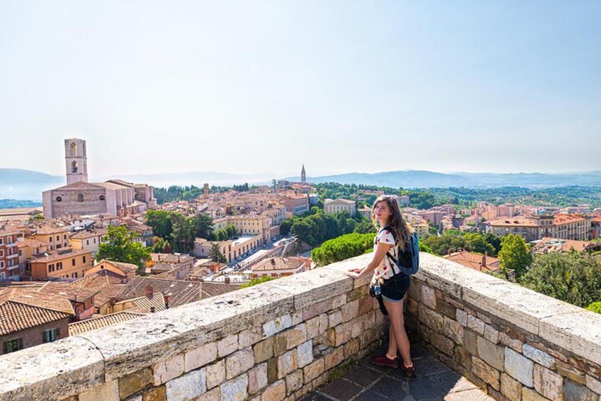 eine Frau, die auf einer Mauer steht und über eine Stadt blickt