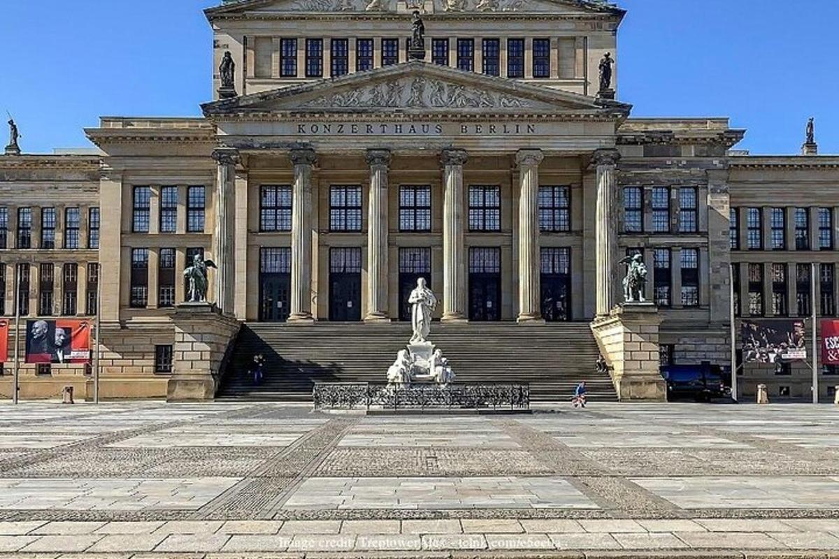 suur hoone, mille ees on kuju