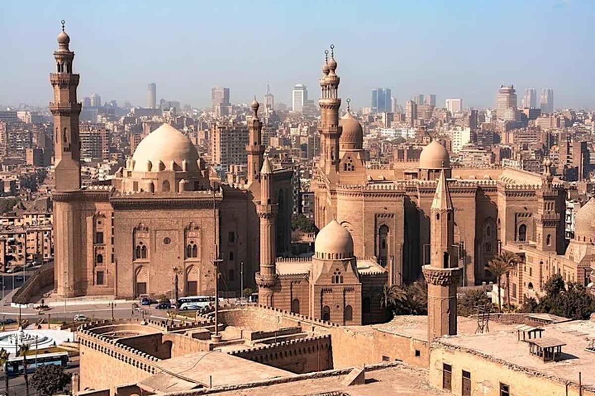 un gran edifici amb cúpules i mesquites en una ciutat