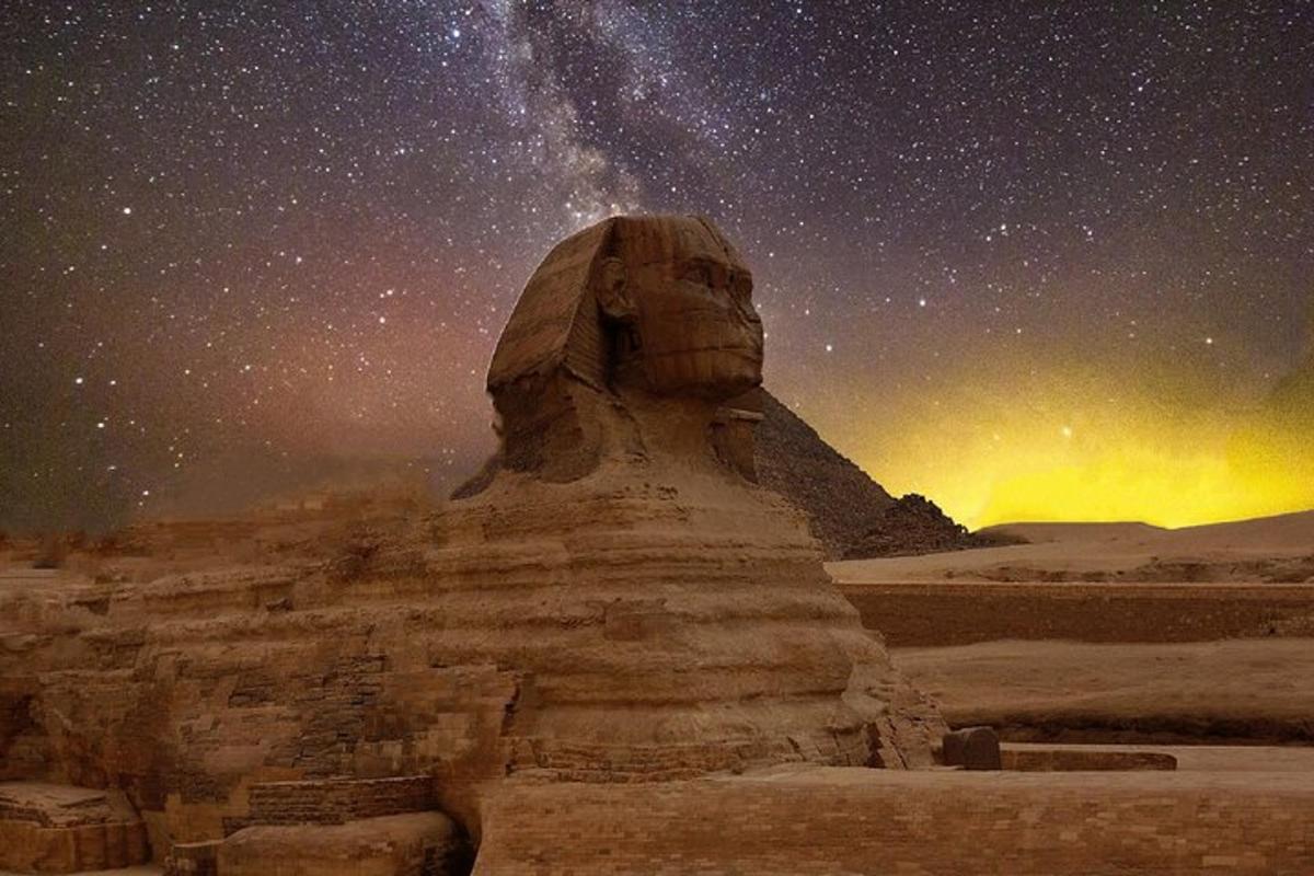 una nit estrellada amb l'estàtua d'Aaraoh al desert