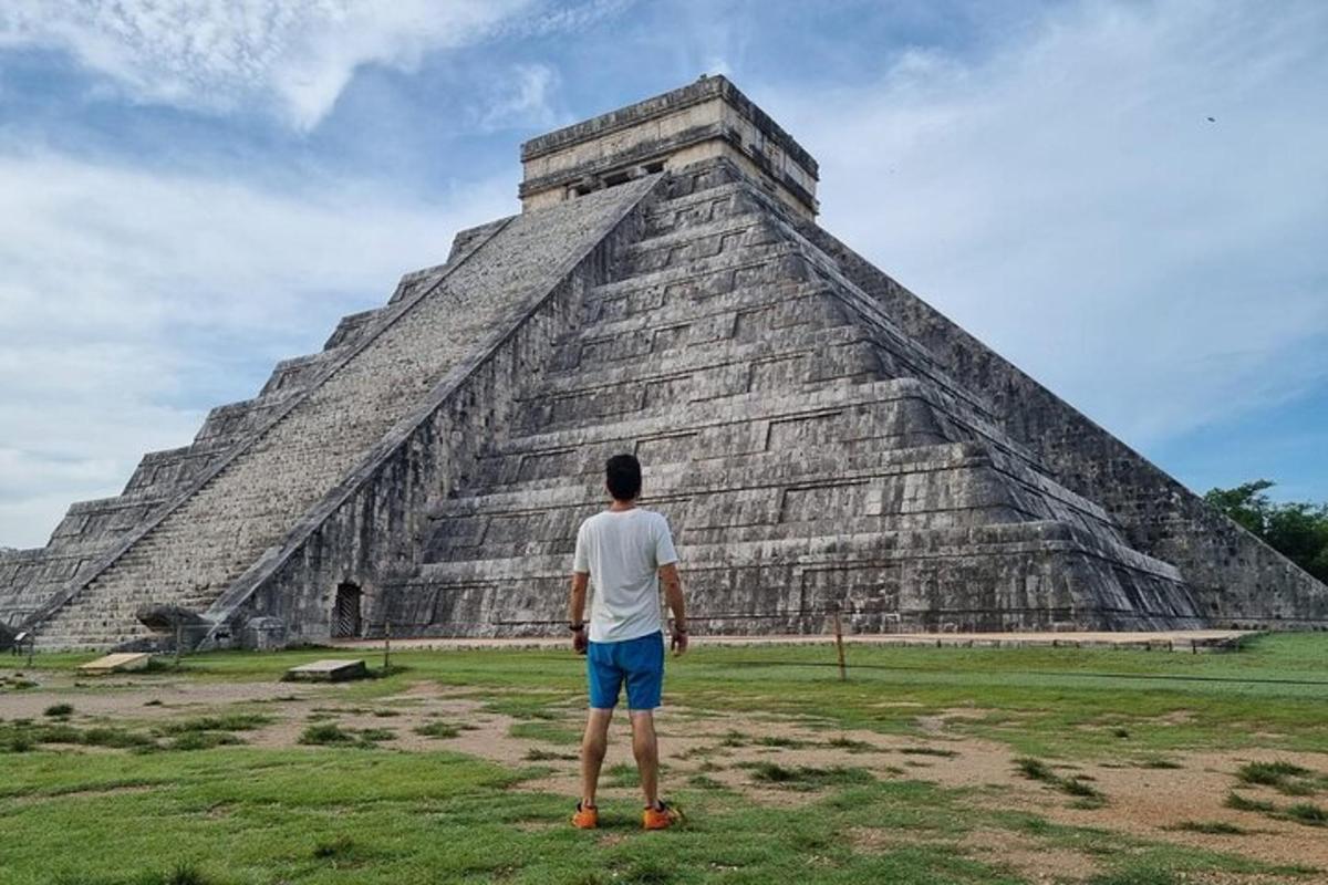 muž stojící před pyramidou