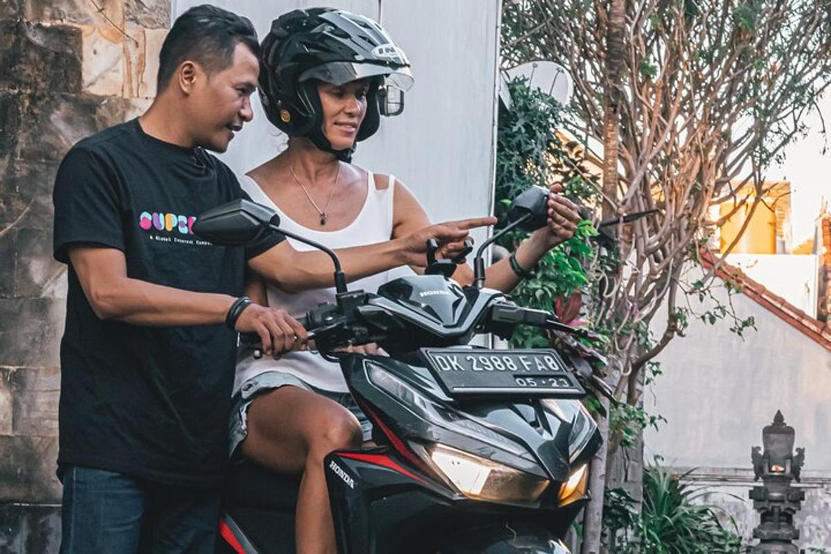 isang lalaki at isang babae na nakaupo sa isang motorsiklo