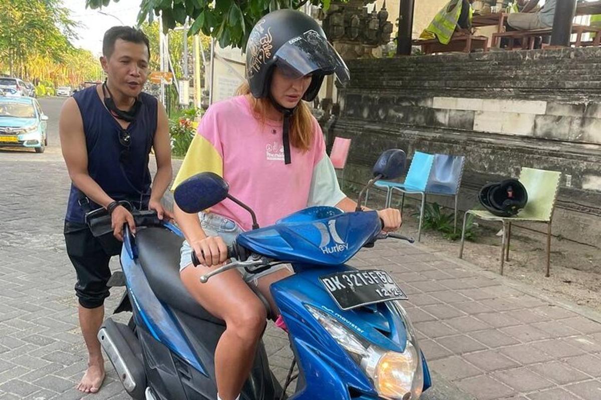 seorang wanita duduk di skuter dengan seorang pria