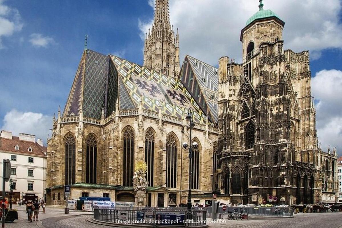 uma grande catedral com um grande edifício