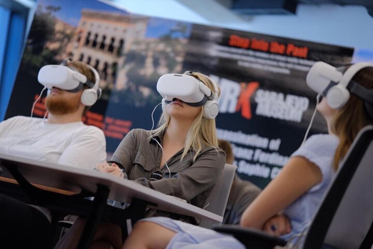 un gruppo di persone che indossano visori per realtà virtuale