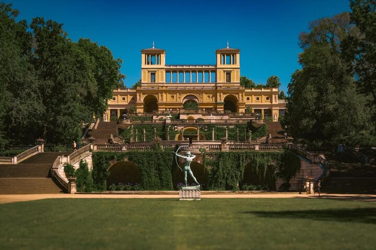 um grande edifício com uma estátua no meio de um gramado