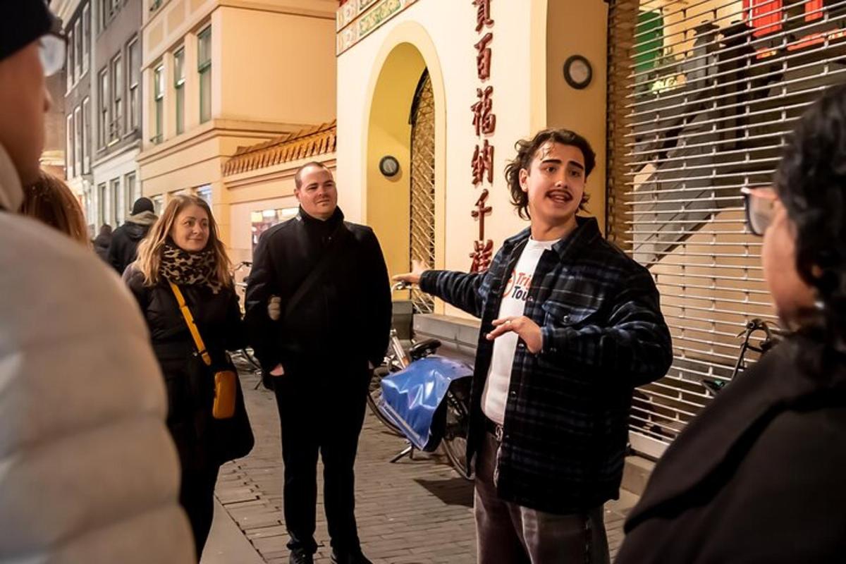 grupp inimesi, kes kõnnivad mööda tänavat
