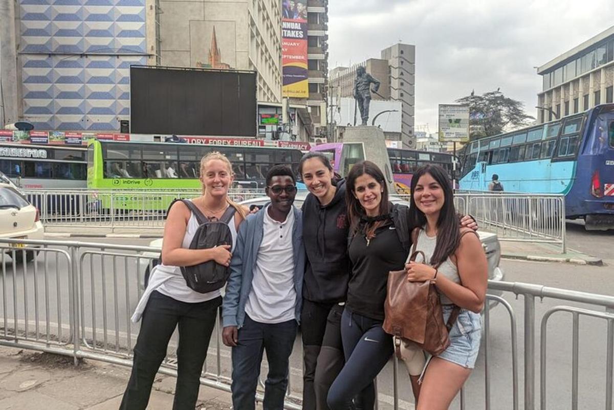 Un grupo de personas de pie junto a una valla