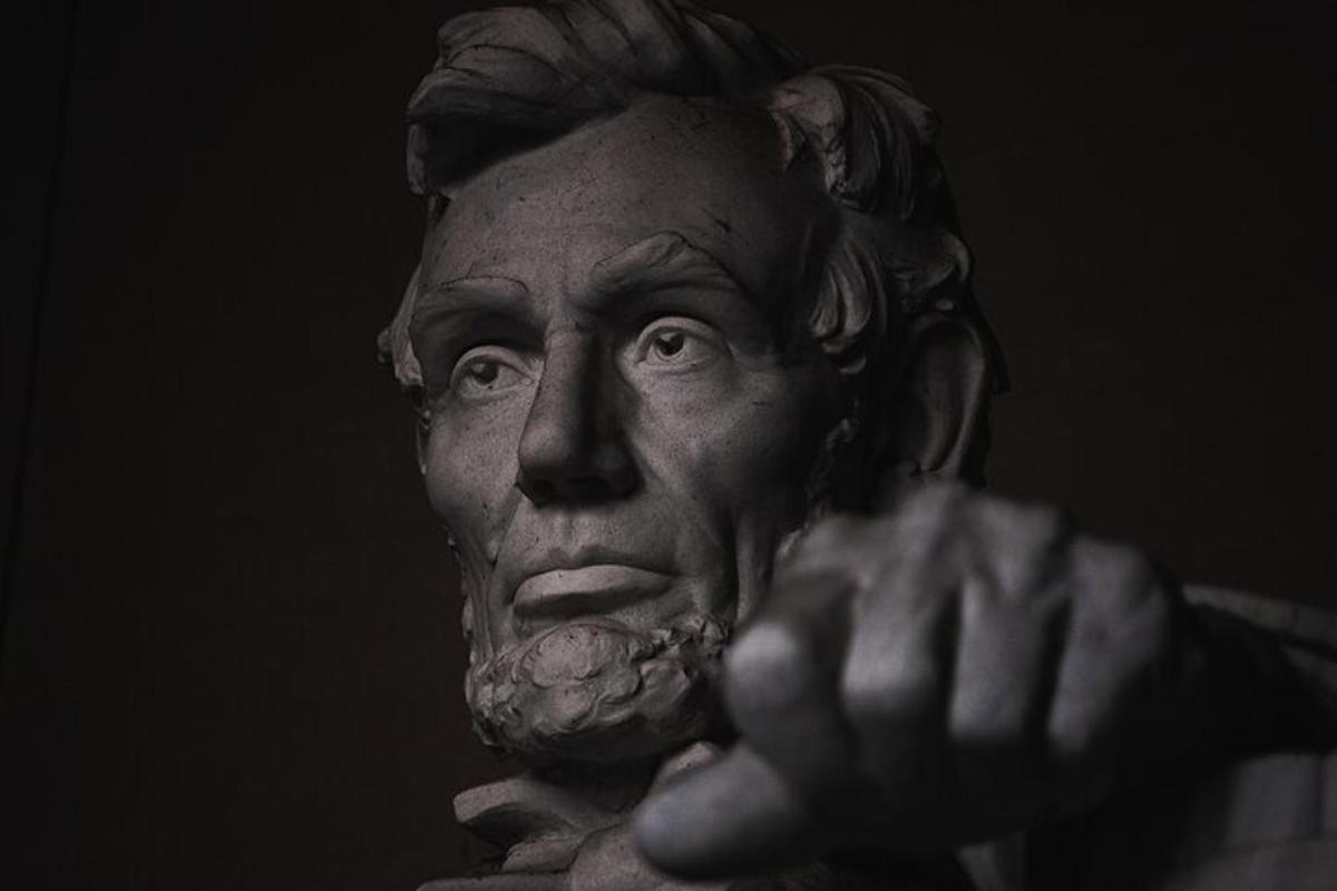 uma estátua de um homem com a mão levantada