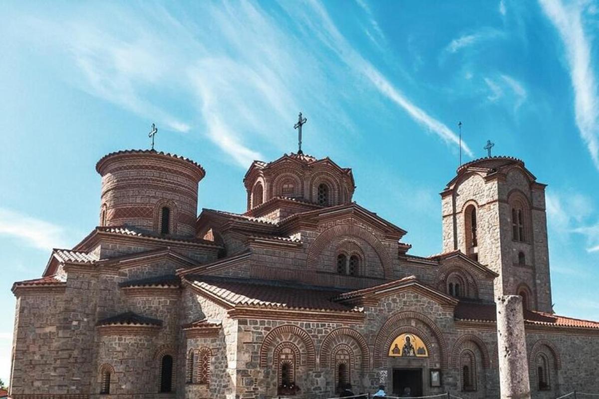 una grande chiesa con due torri in cima