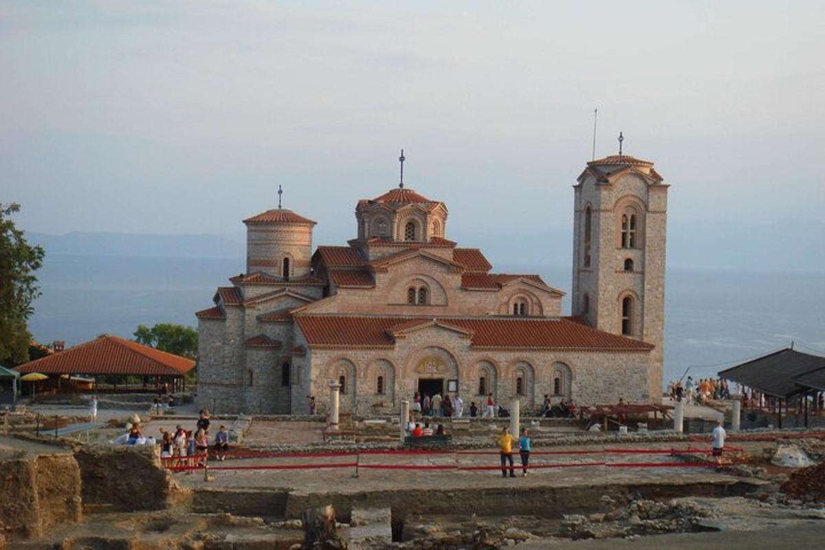 una grande chiesa con persone in piedi davanti ad essa
